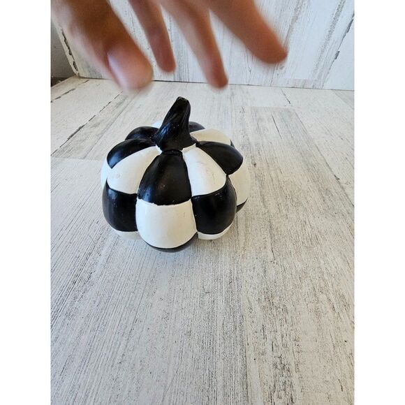 Harlequin checkered pumpkin jack-o'-lantern fall Halloween black and white decor - Picture 3 of 7